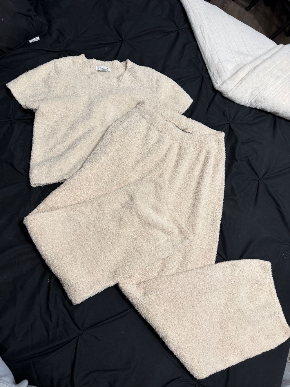 cupcakes & cashmere Cream Plush Short Sleeve Top & Cozy Pants Set